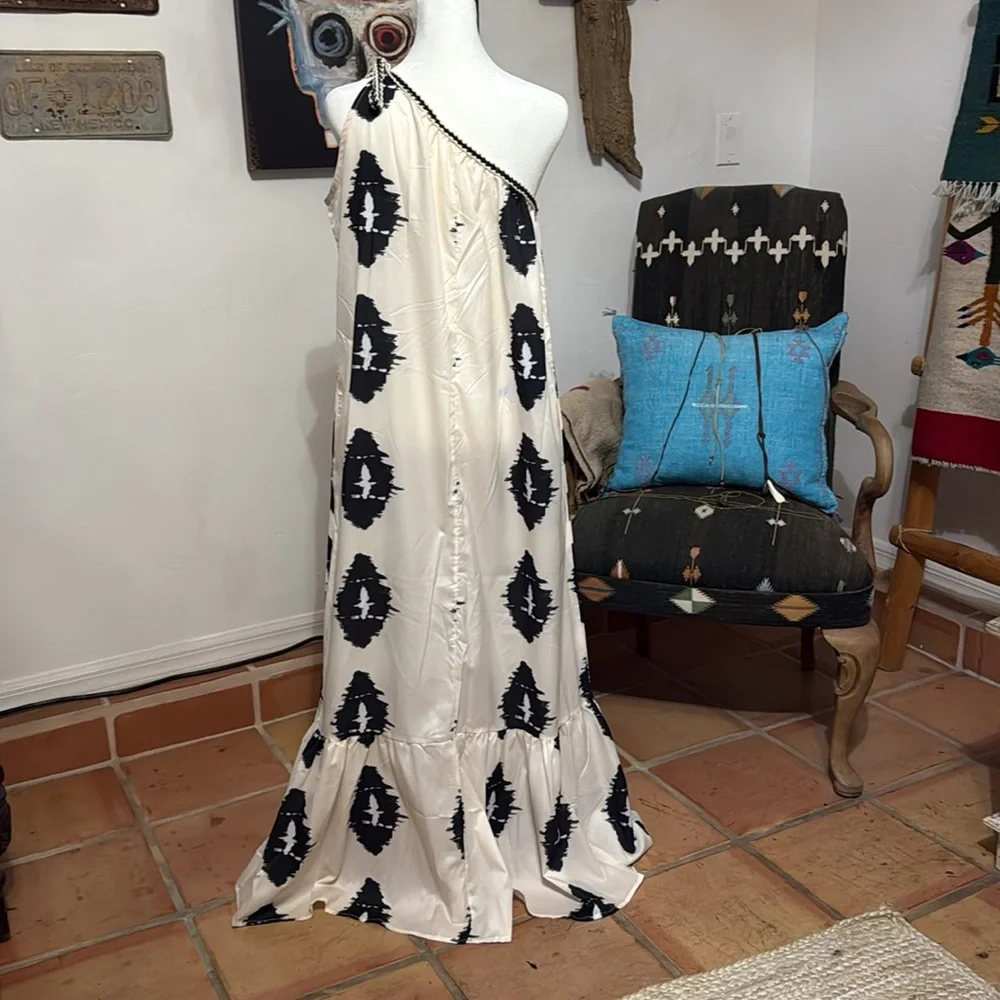 Elegant Black and White One-Shoulder Dress - Picture 2 of 6